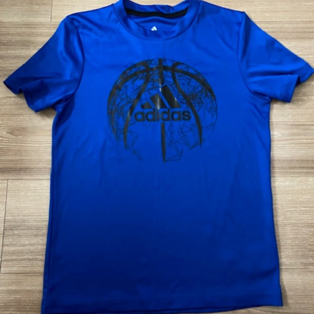 ADIDAS BOYS DECORATIVE BASKETBALL ATHLETIC SHORT SLEEVED SHIRT TOP
